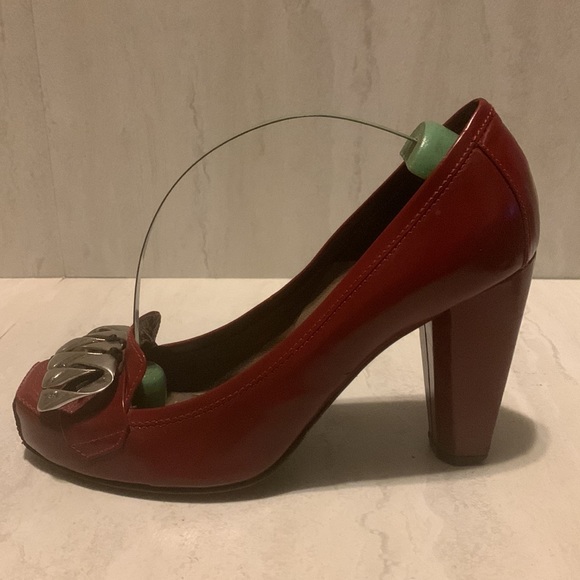 Kalliste Women's Red Classy Patent Front Buckle/Chain Pumps Size 9.5 - Picture 8 of 15